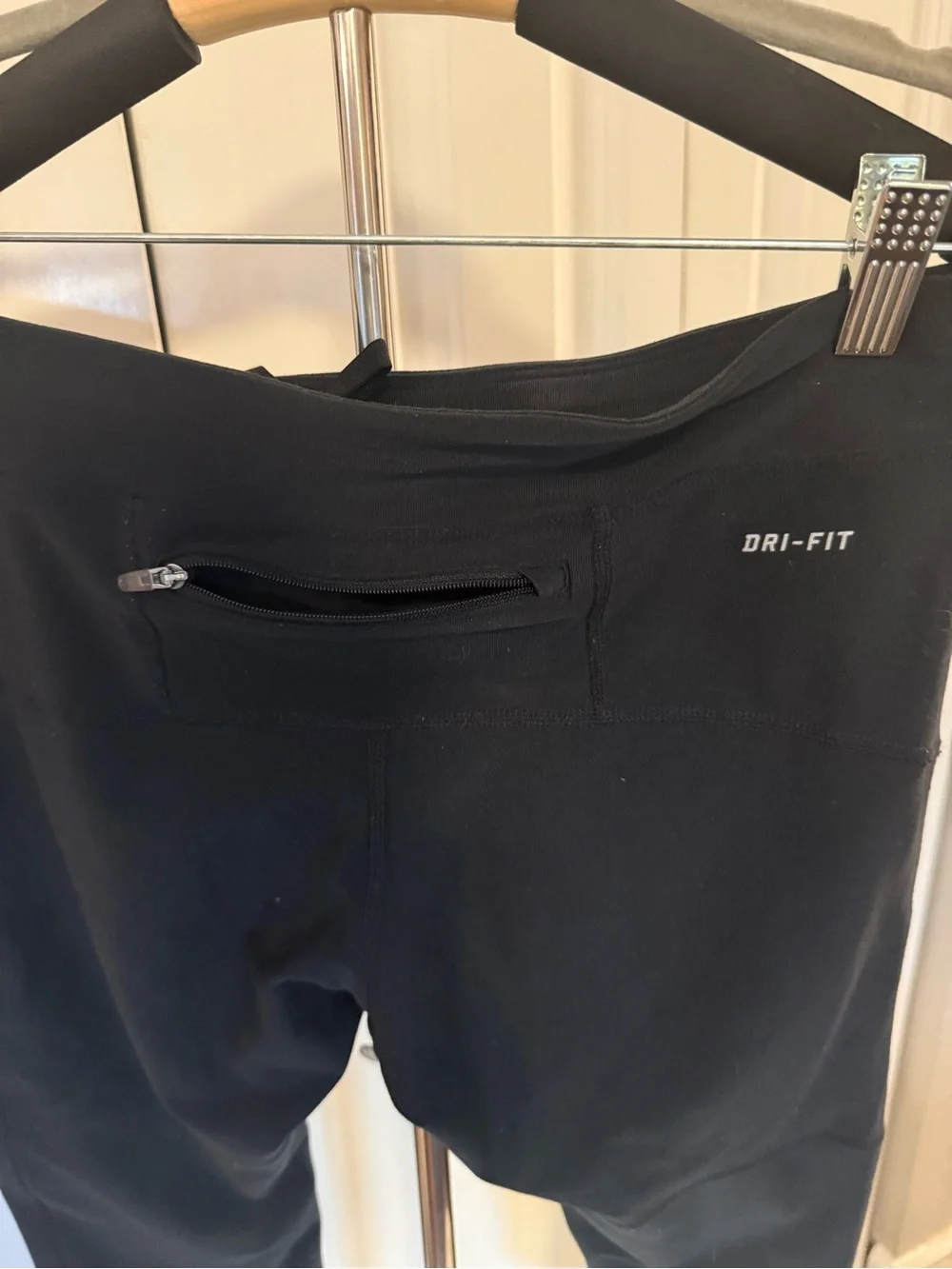 Nike Black Cropped Leggings capris with Reflective Swoosh medium 18 in inseam